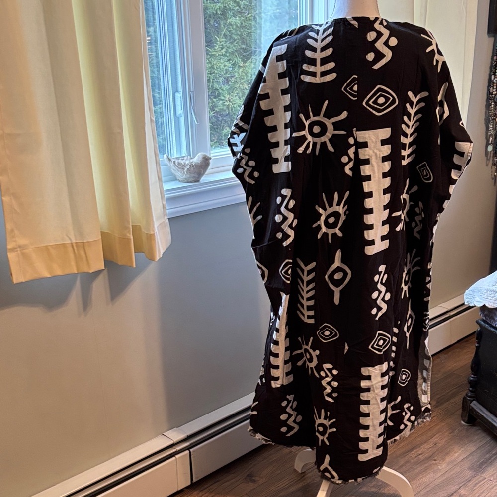 Fun Abstract Black and White Patterned Top - Picture 3 of 12
